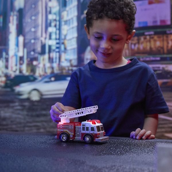 Игровая модель автомобиля - Пожарные - спасатели (световые и звуковые эффекты), батарейки в наборе. 20131 20131 фото